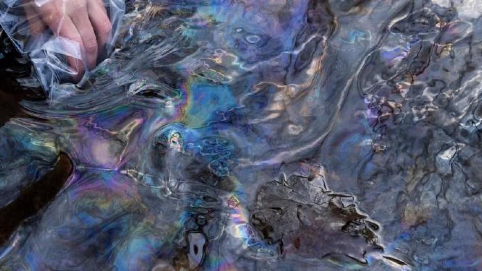 Multicolor reflections on a pool of liquid
